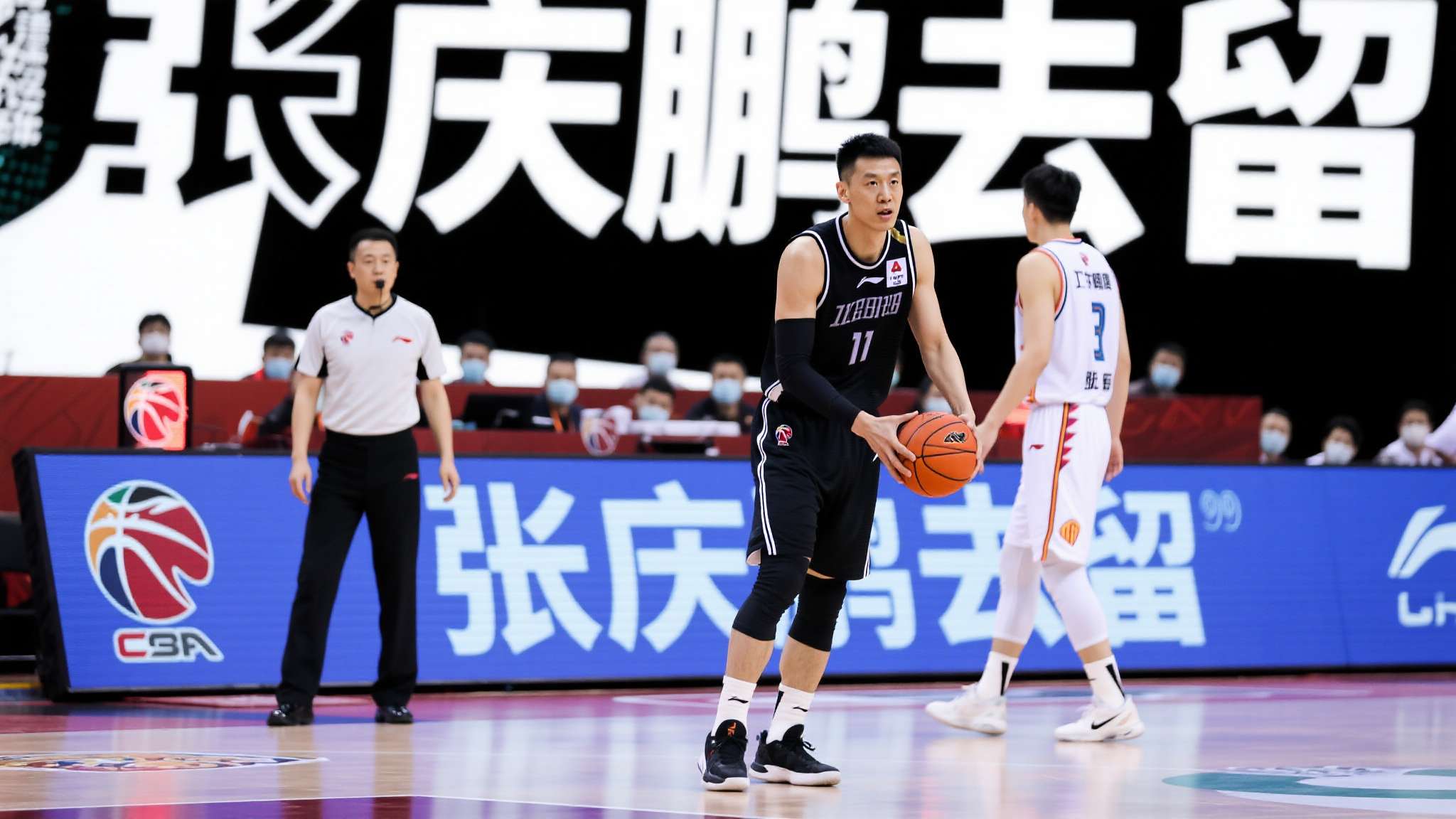 本轮负于对手后，*舆论看板几乎被“张庆鹏去留”话题覆盖。实际上败仗反映的不止是分